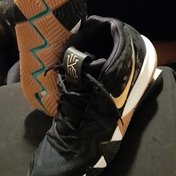 Kyrie IV - Picture 2 of 7